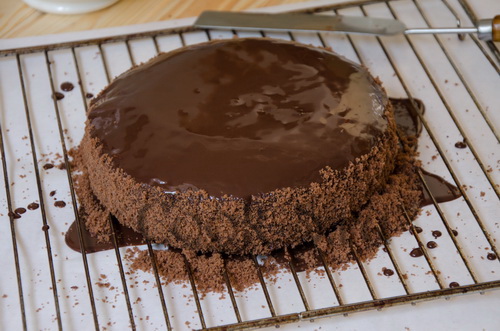 шоколадный торт в глазури