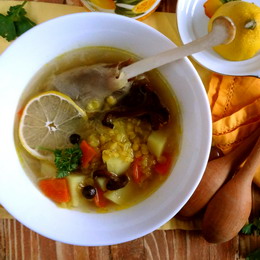 Чечевичный суп с курицей и грибами