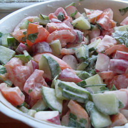 Салат из редиса, огурцов и помидоров