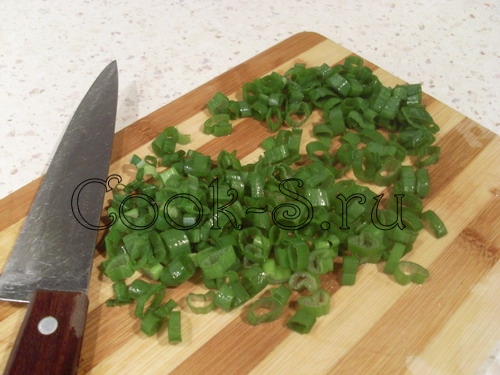 салат с яичными блинчиками - зеленый лук