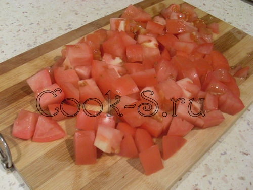 салат с яичными блинчиками - помидоры
