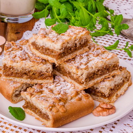 Пирог со сгущенкой и грецкими орехами
